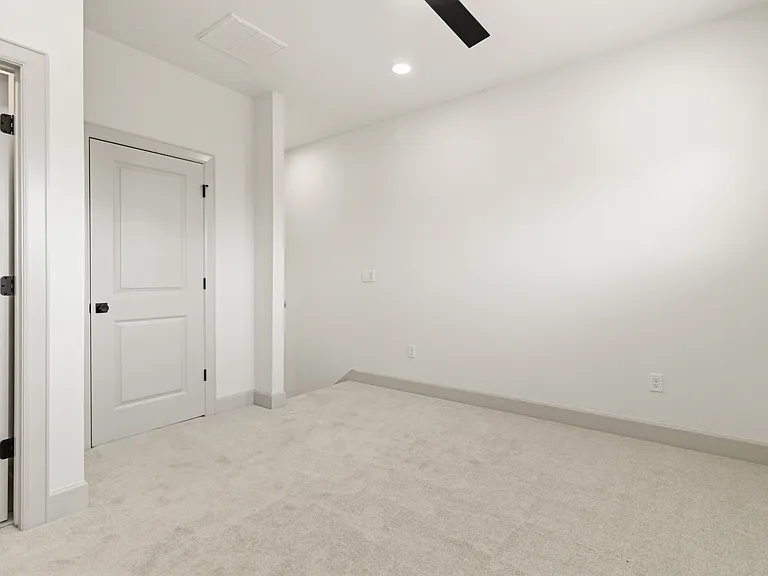910 Trestle Ln — Photo 23