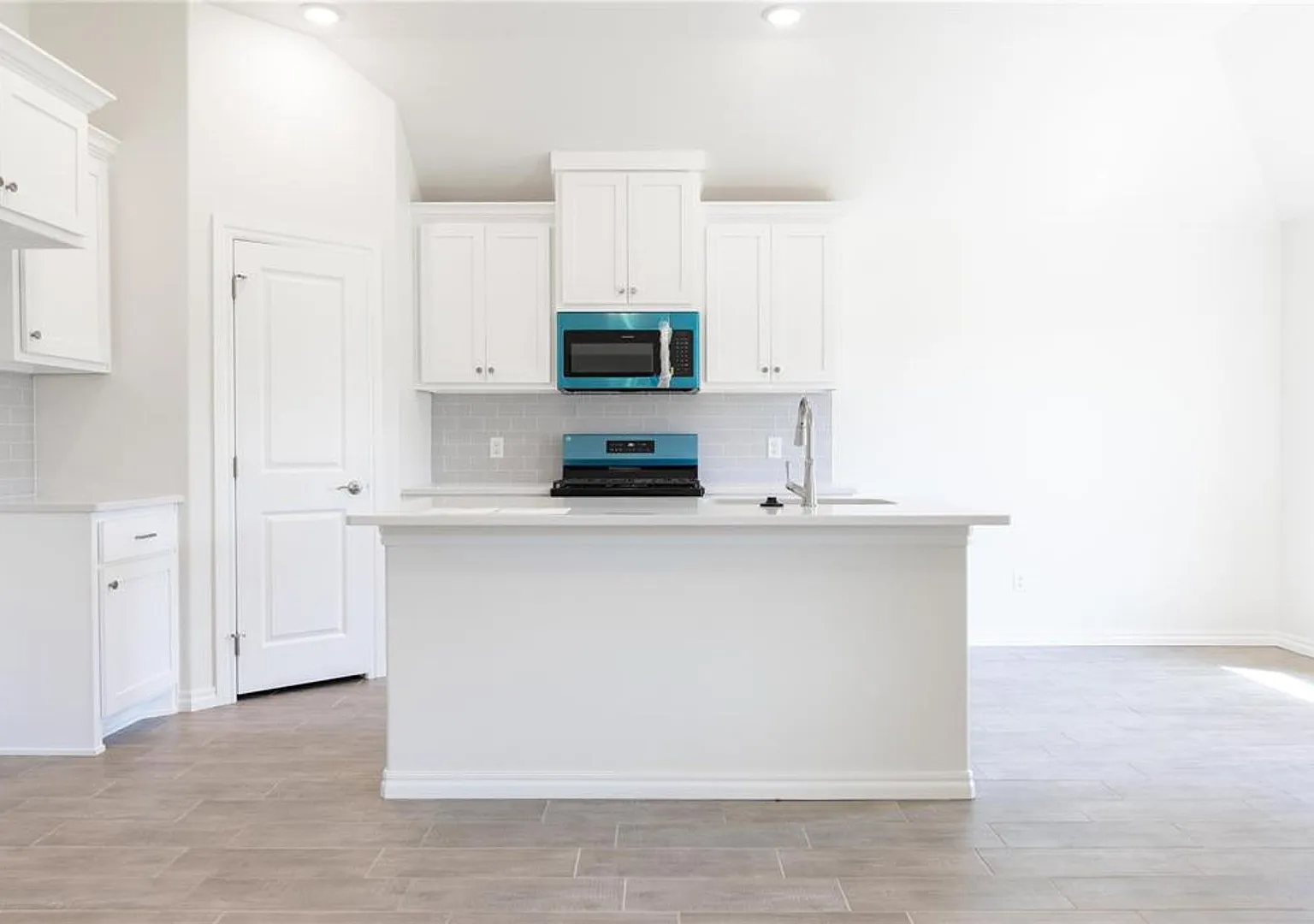 Brand New 3 Bedroom 2 Bathroom Home With Storm Shelter And Neighborhood Pool **Leasing Special** — Photo 2