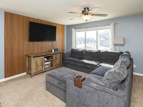 4th image of 529 Prairie Ridge Dr