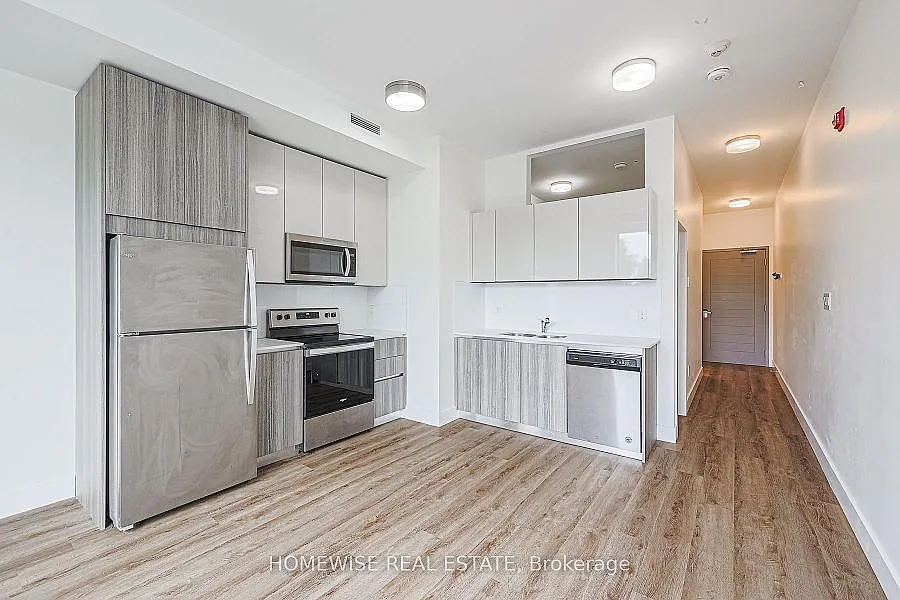 3020 Dundas — Photo 2