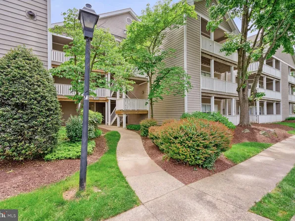 14321 Climbing Rose Way APT 302, Centreville, VA 20121