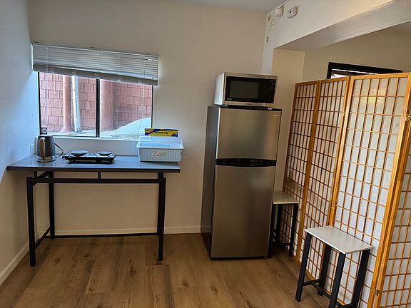 3rd image of 450 Kings Rd