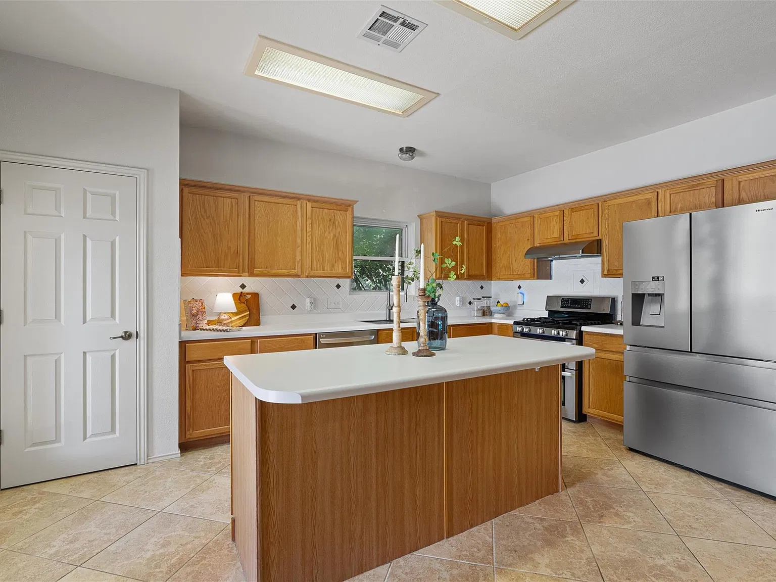 4 bed, 2.5 bath, 2950 sqft, $3,295 — Photo 4