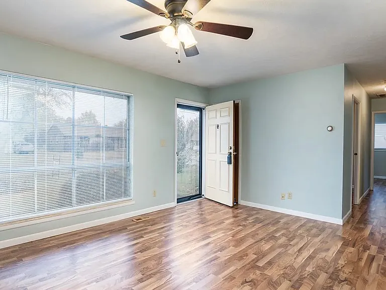 1012 Holly Ave — Photo 6