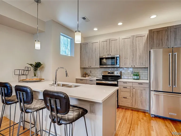 1737 Irving St — Photo 2