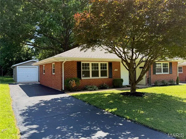 1035 Saint Marie St, Florissant, MO 63031