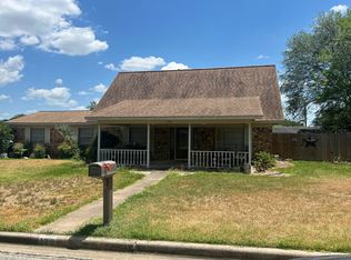 120 Hessler Dr, Hallettsville, TX 77964