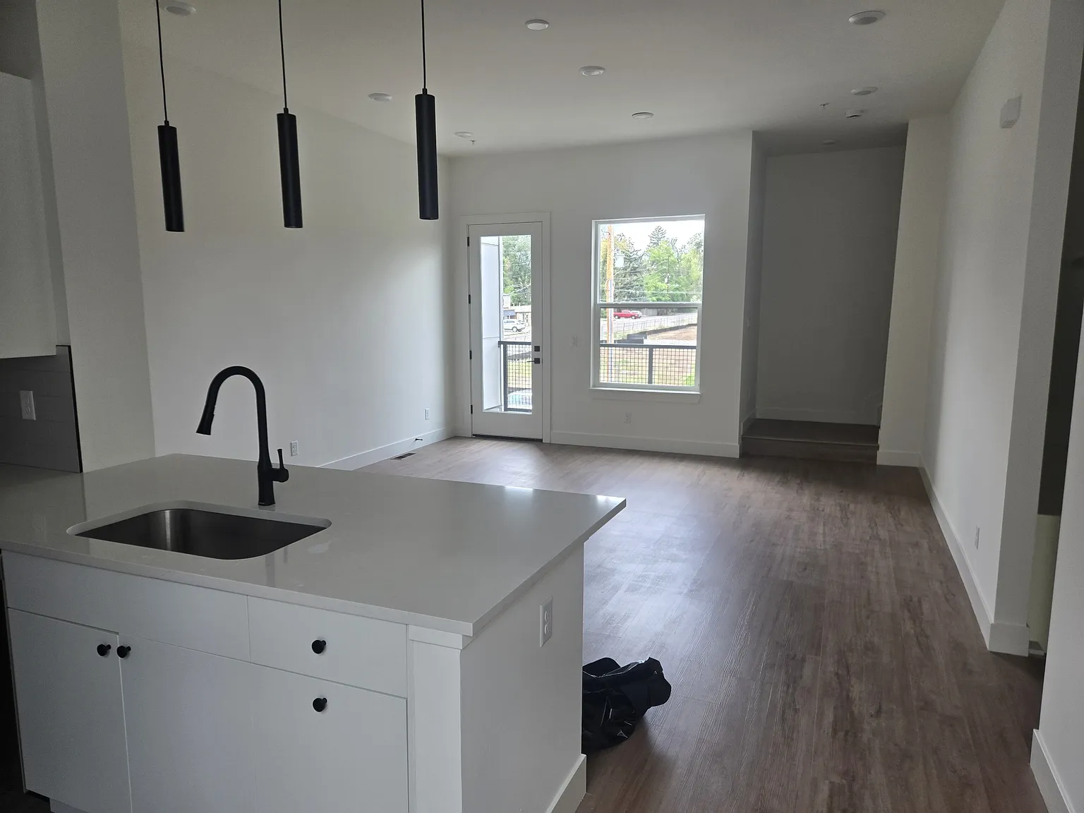 3 bed, 2046 sqft, $3,550 — Photo 4