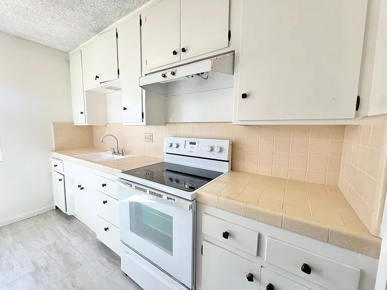 Top-Floor 1 Bedroom in Quiet Bluff Heights Courtyard Complex — Photo 6