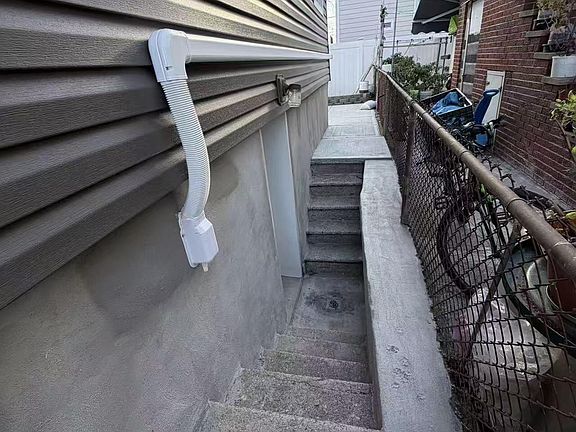 5th image of 30 Seafoam St