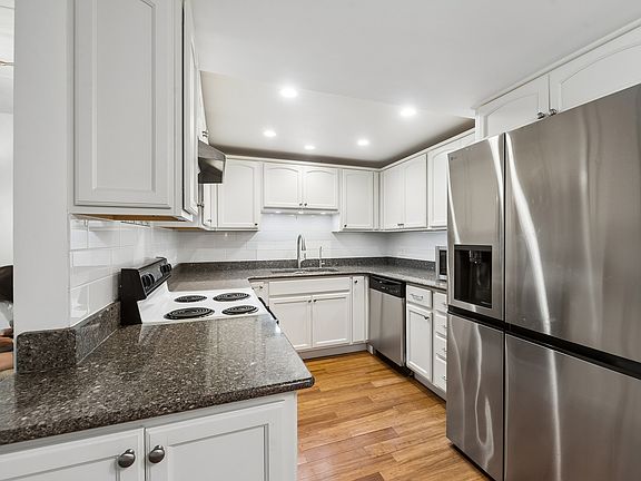 3rd image of 200 Deborah Ln APT 6A