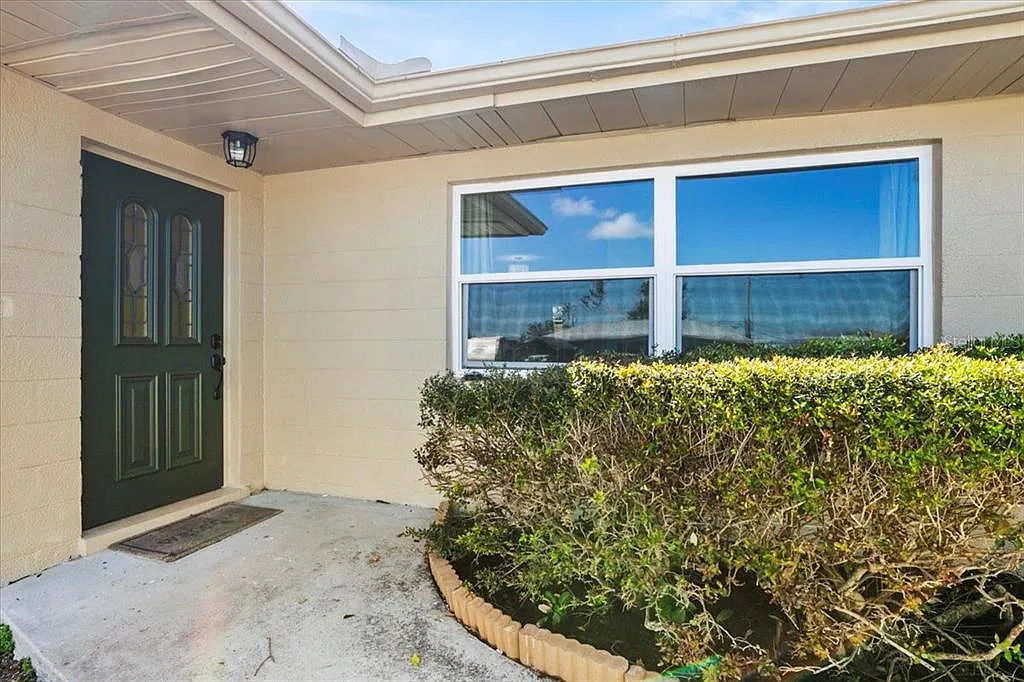 2 bed, 1.0 bath, 1257 sqft, $1,700 — Photo 2