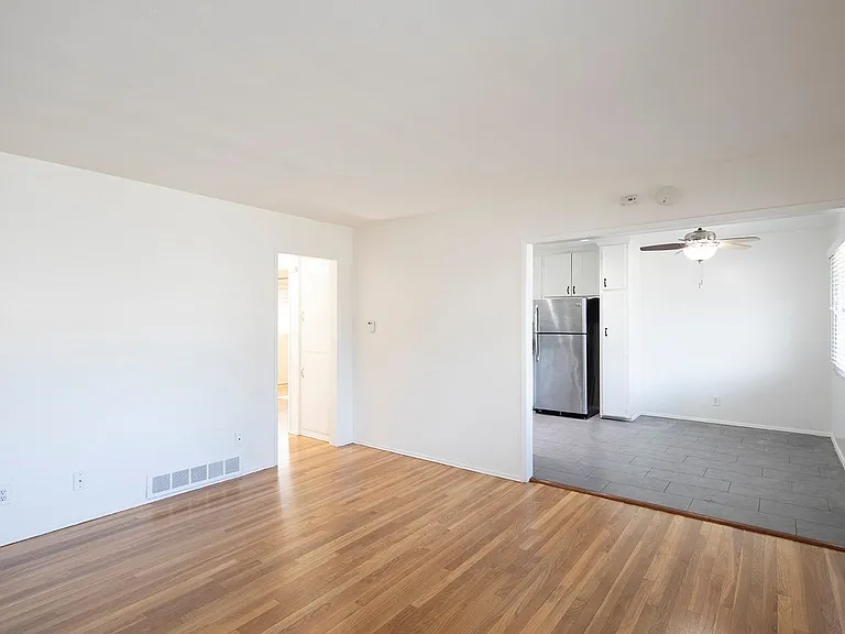 Talmadge Pacific Apartments — Photo 14