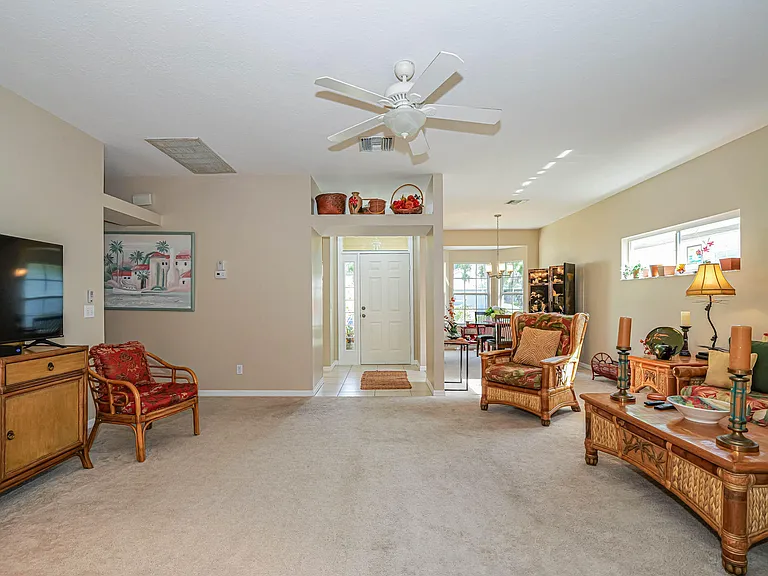 335 Hawthorne Ln — Photo 7