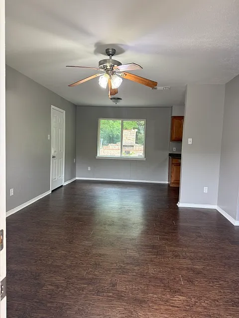 558 Power Dr — Photo 3