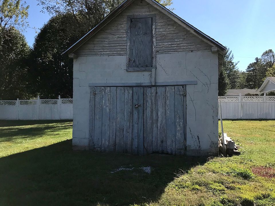 2nd image of 811 Phillips Ln