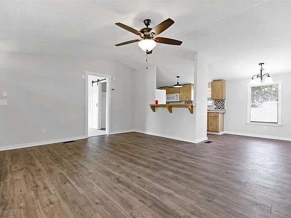 4th image of 161 Sarah Dr