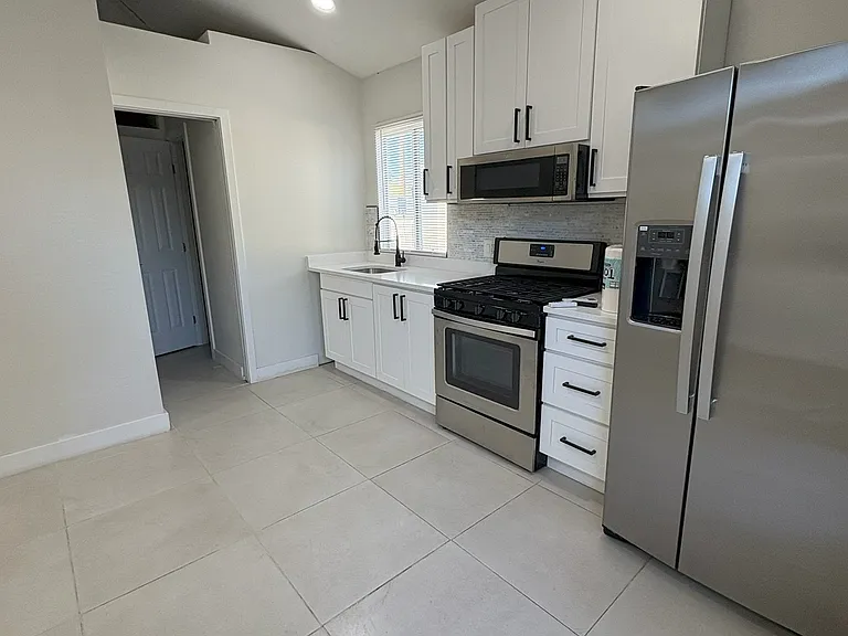 1529 E Edgemont Ave #B — Photo 2