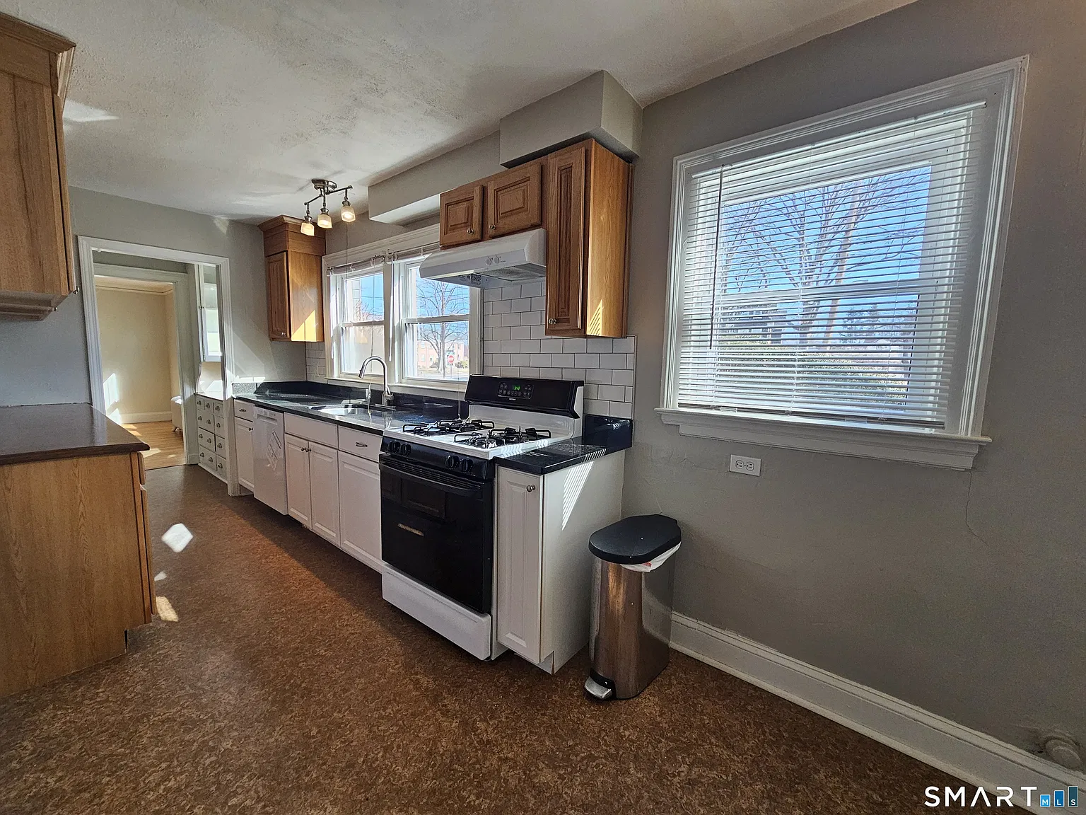 2 bed, 1.0 bath, 4429 sqft, $2,500 — Photo 3