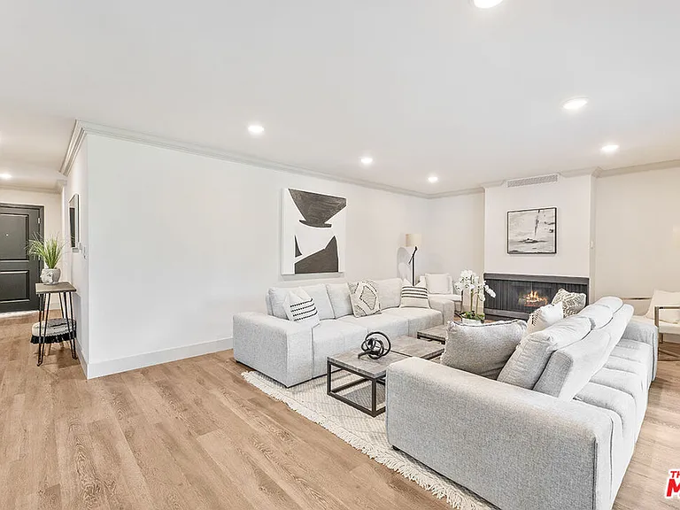 821 E 3rd St #209 — Photo 17