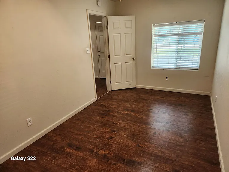 Las Flores Apartments — Photo 8