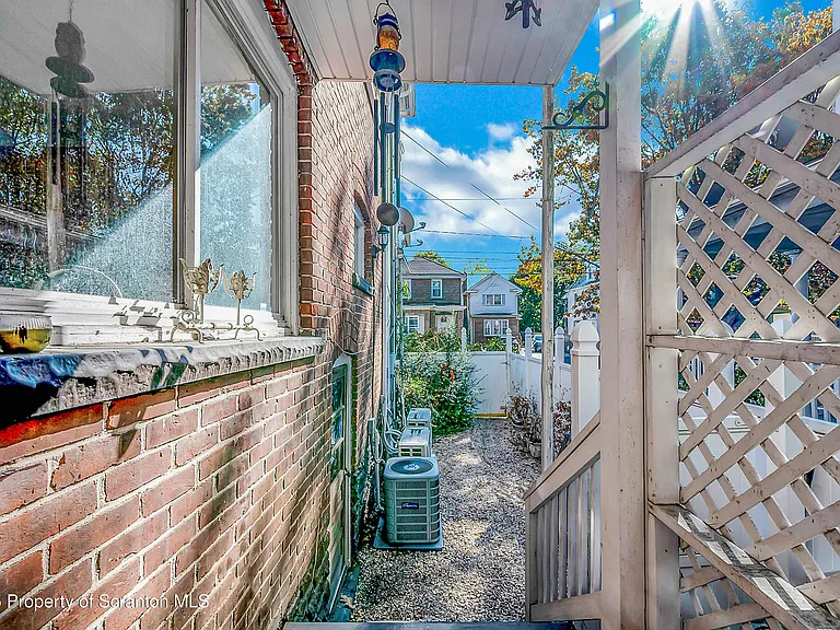 533 S Franklin St — Photo 15