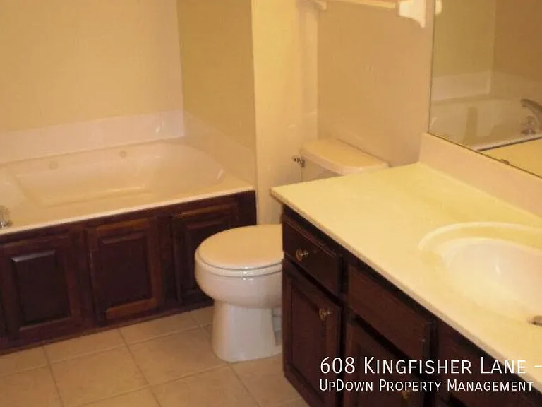 608 Kingfisher Ln #E — Photo 4