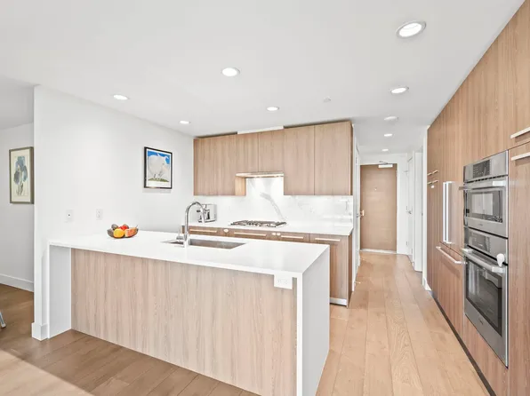 1210 E 27th St #904, North Vancouver, BC V7J 0C5