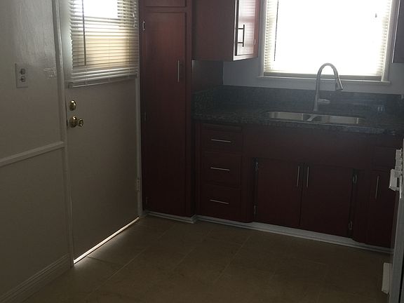 5th image of 11041 Moorpark St