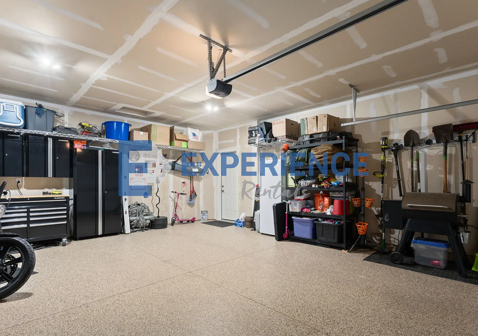Spacious 3-Bedroom End-Unit Townhome with Main-Level Primary Suite! — Photo 2