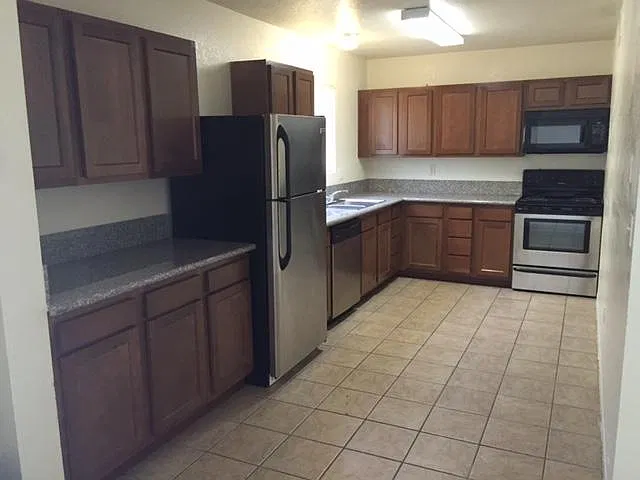 5 bed, 1847 sqft, $4,100 — Photo 2