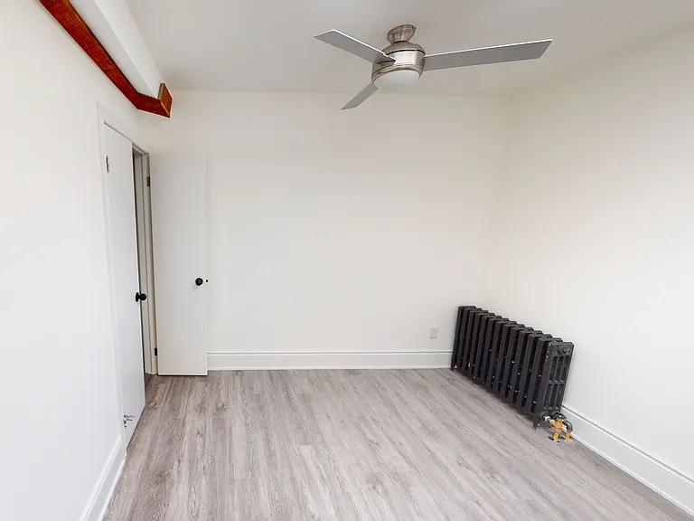 1152 Gerrard St E — Photo 28