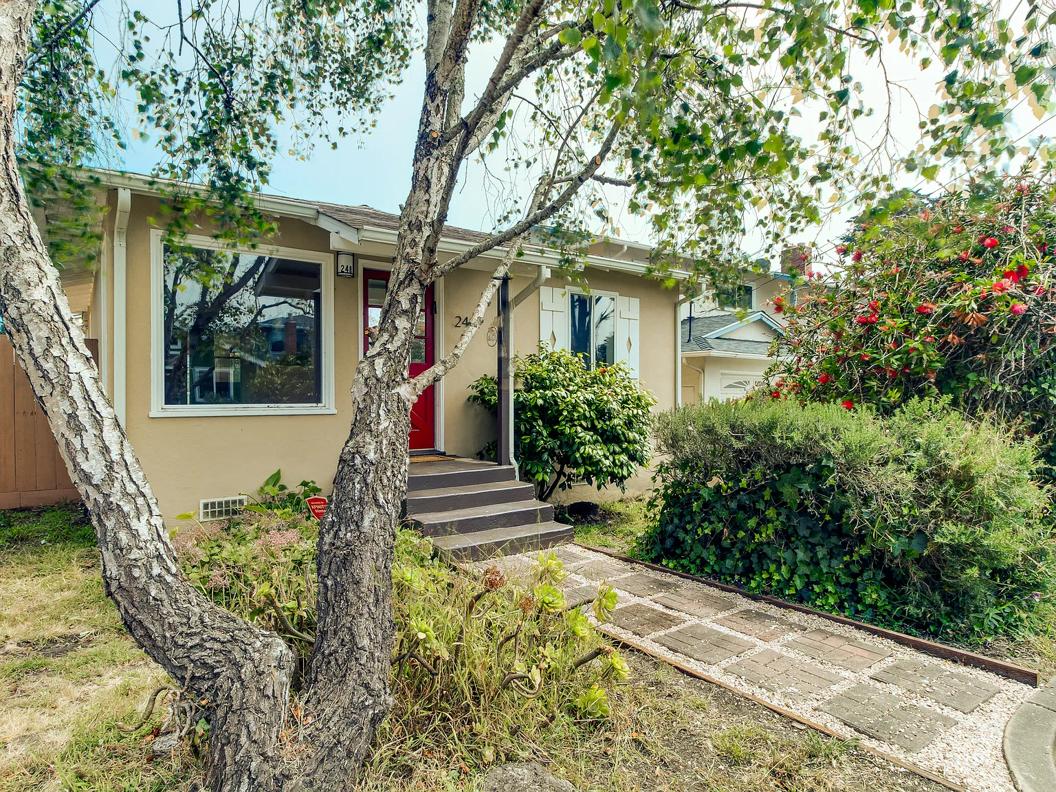 3 bed, 1150 sqft, $4,700 — Photo 1