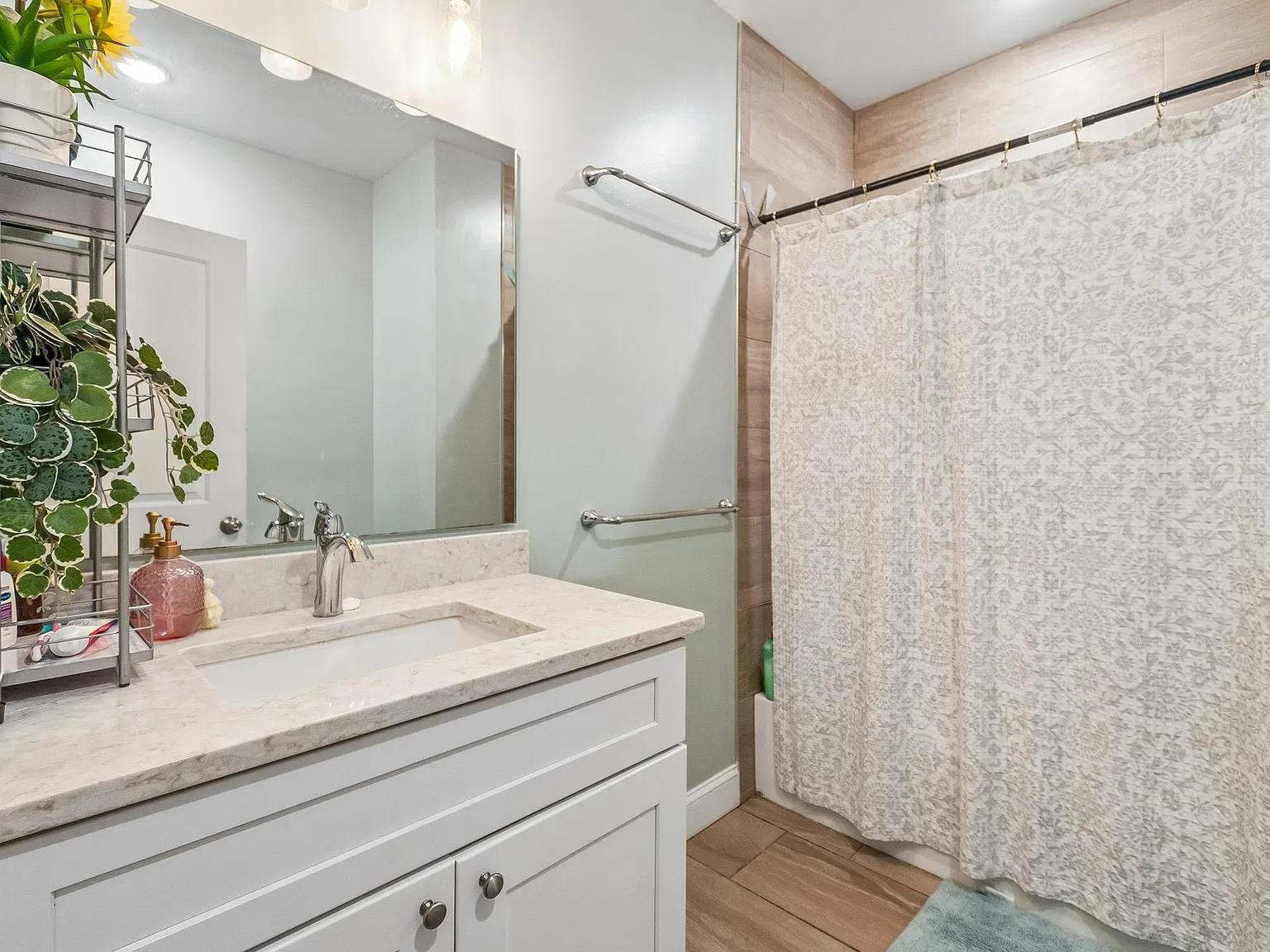 2 bed, 900 sqft, $2,200 — Photo 3