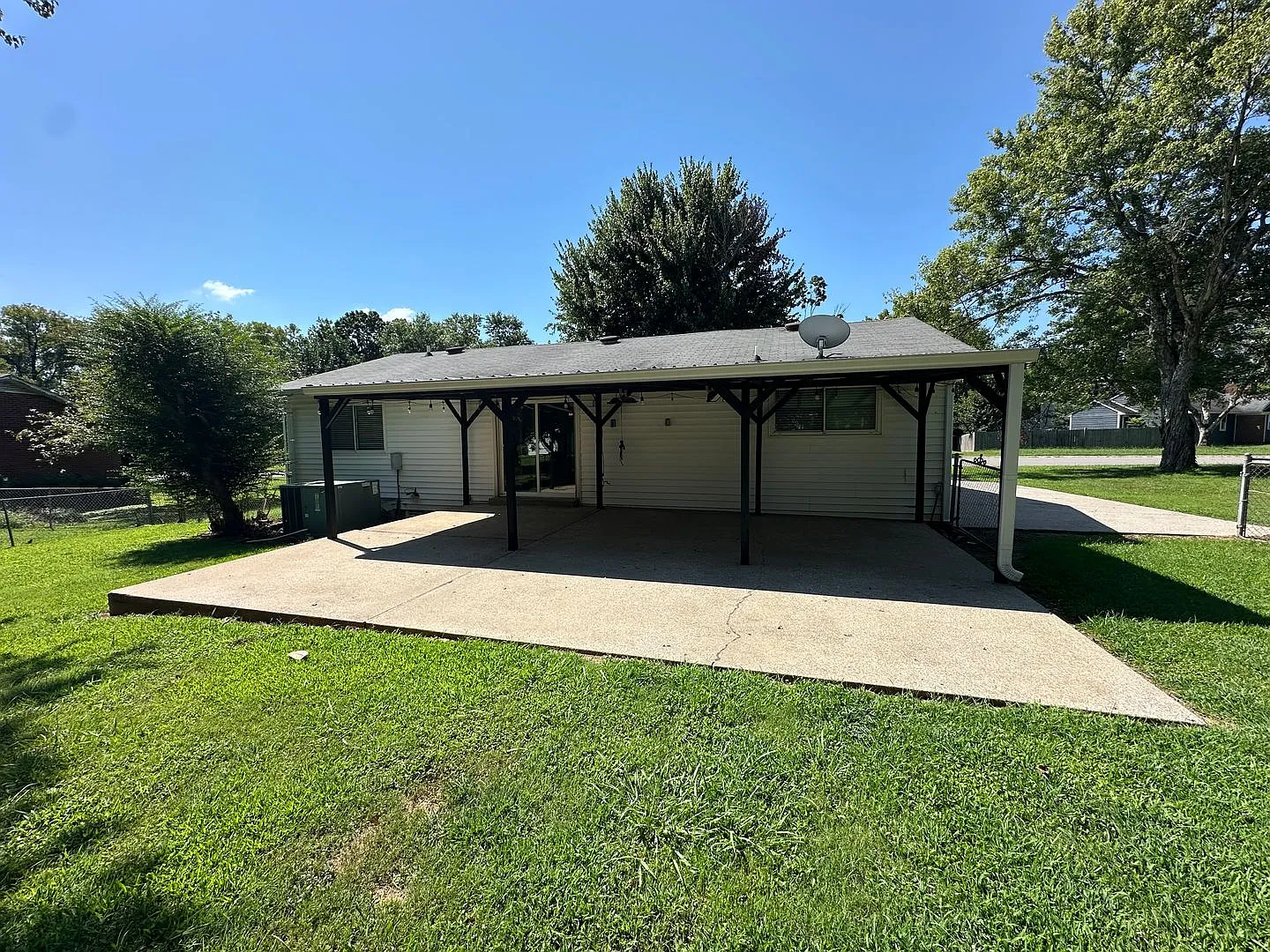 For Lease- 3 Bed 2 Bath Single Family Home In Mj! — Photo 4