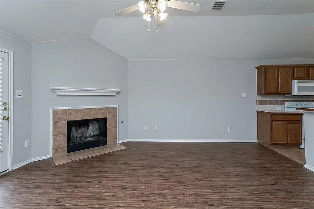 4 bed, 2131 sqft, $2,200 — Photo 4