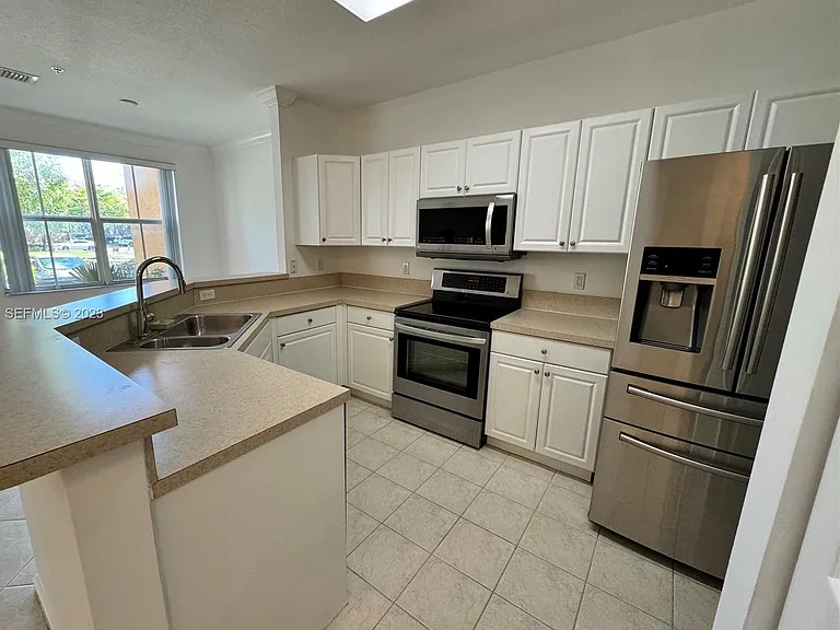 4602 SW 160th Ave — Photo 2