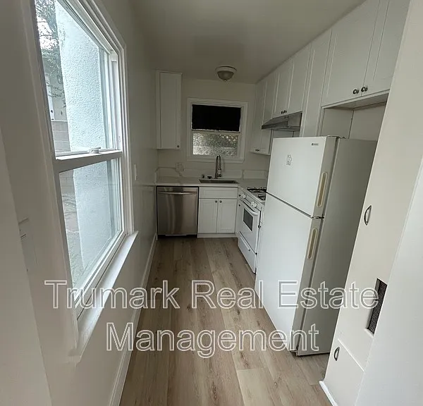 49 S Grand Oaks Ave #3 — Photo 5