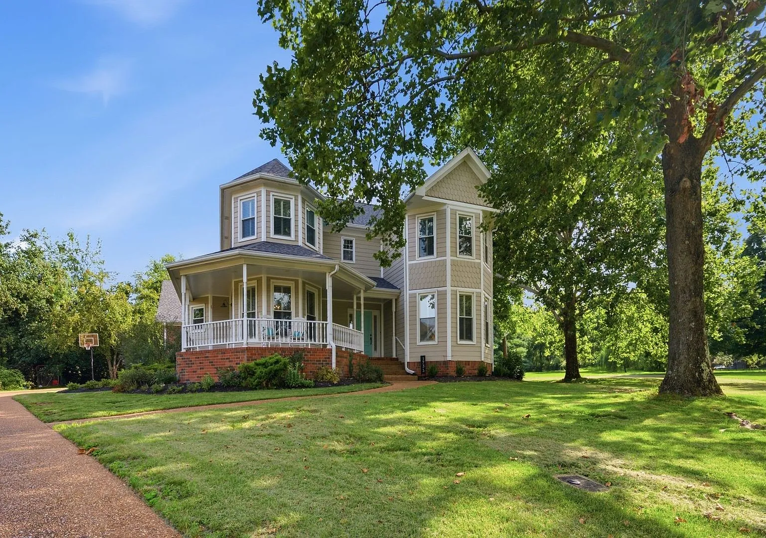 Brentwood Carriage Hills Rental — Photo 1