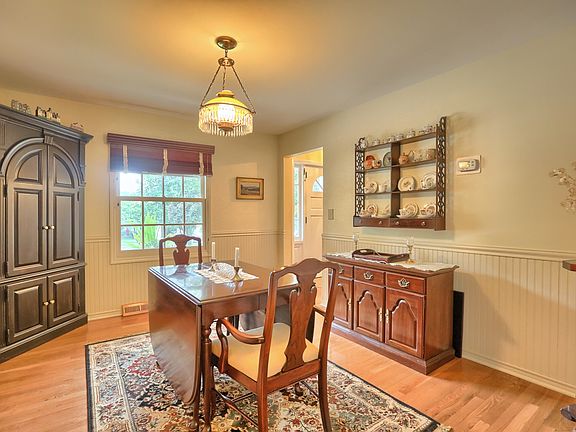 Formal DR w/ Beadboard Trim