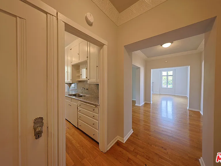 1314 N Hayworth Ave #303 — Photo 19