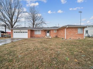 320 E 17th St, Claremore, OK 74017