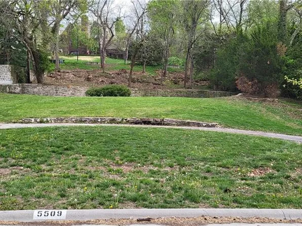 5509 E Mission Dr, Prairie Village, KS 66208