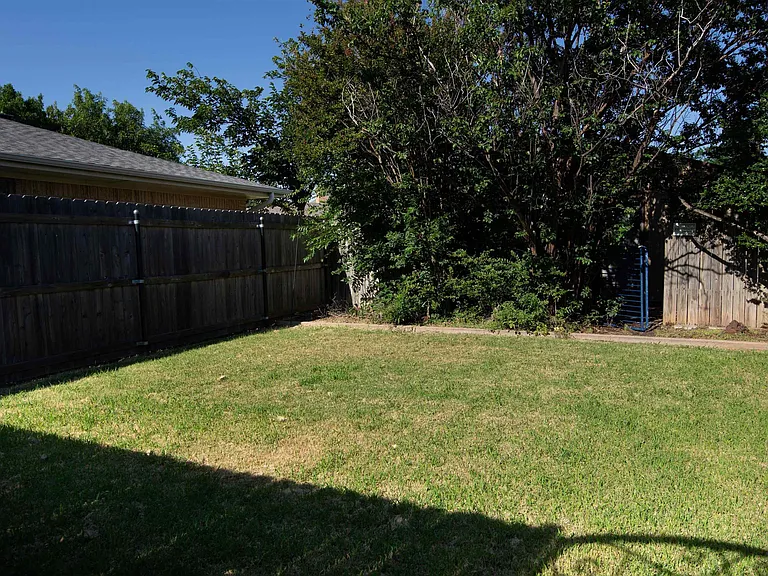 2811 Cromwell Ave — Photo 21