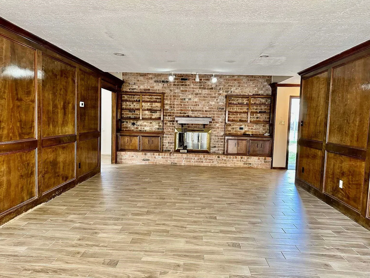 4 bed, 2.5 bath, 2204 sqft, $2,095 — Photo 3