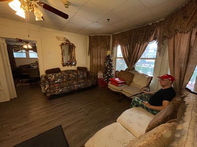 2nd image of 39 S Willow St Room 1