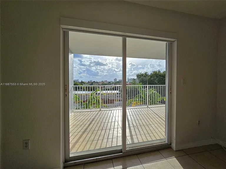 637 SW 3rd St #404 — Photo 2