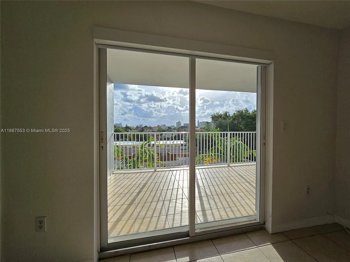 Building Photo - 637 SW 3rd St #404