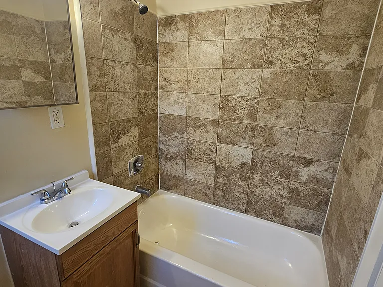 68 Sylvan Ave #6B — Photo 2