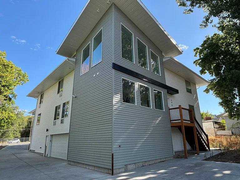 498 E Fort Union Blvd — Photo 2